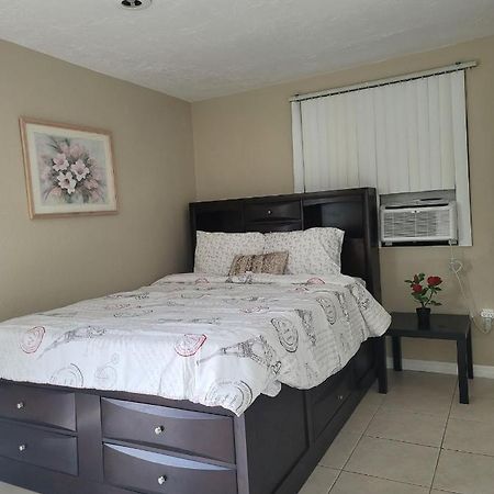Entire Guesthouse 5 Mins To Siesta Key & Downtown Sarasota Eksteriør billede